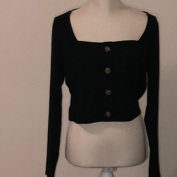 Black scoop neck “Wild Fable” top with buttons 💥 - Picture 2 of 2